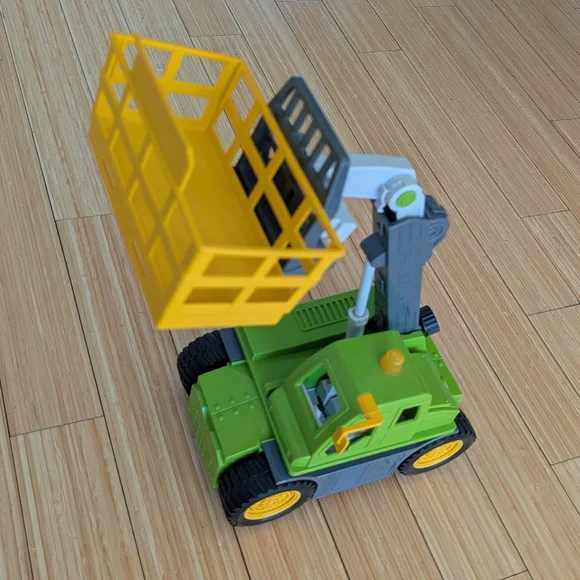 Toy Telehandler Construction Vehicle. Crane Moves Up And Down - Picture 5 of 7
